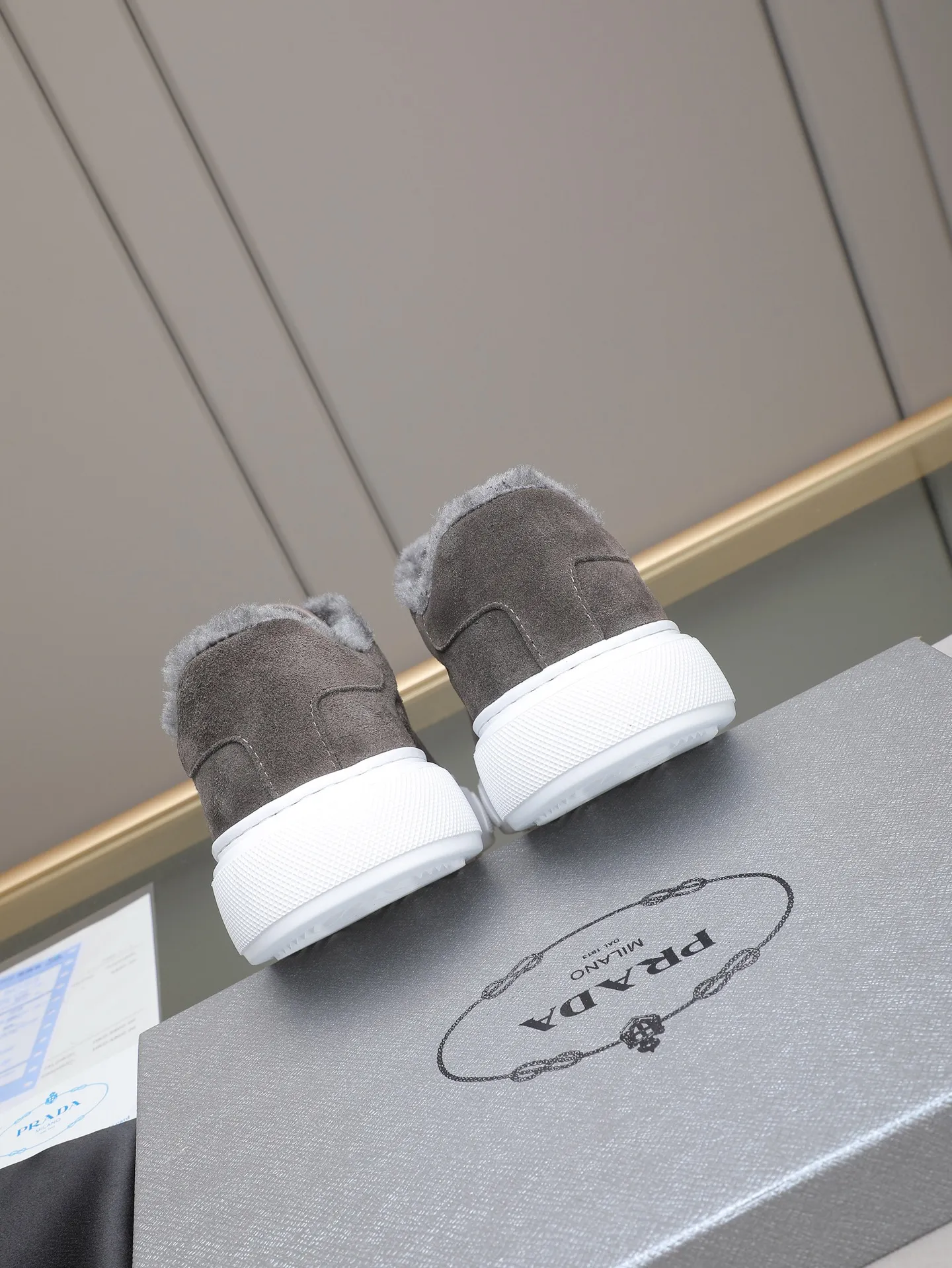 PP440 Prada/Prada men's new casual shoes, this upper is made of imported calfskin + velvet lining! The outside is decorated with the P family's classic metal triangle enamel logo, and the outsole is made of non-slip sports foam ultra-light outsole, which feels good on the feet and is a fashionable and fashionable item! Four colors to choose from!  Size: 38-44 (45 customized)